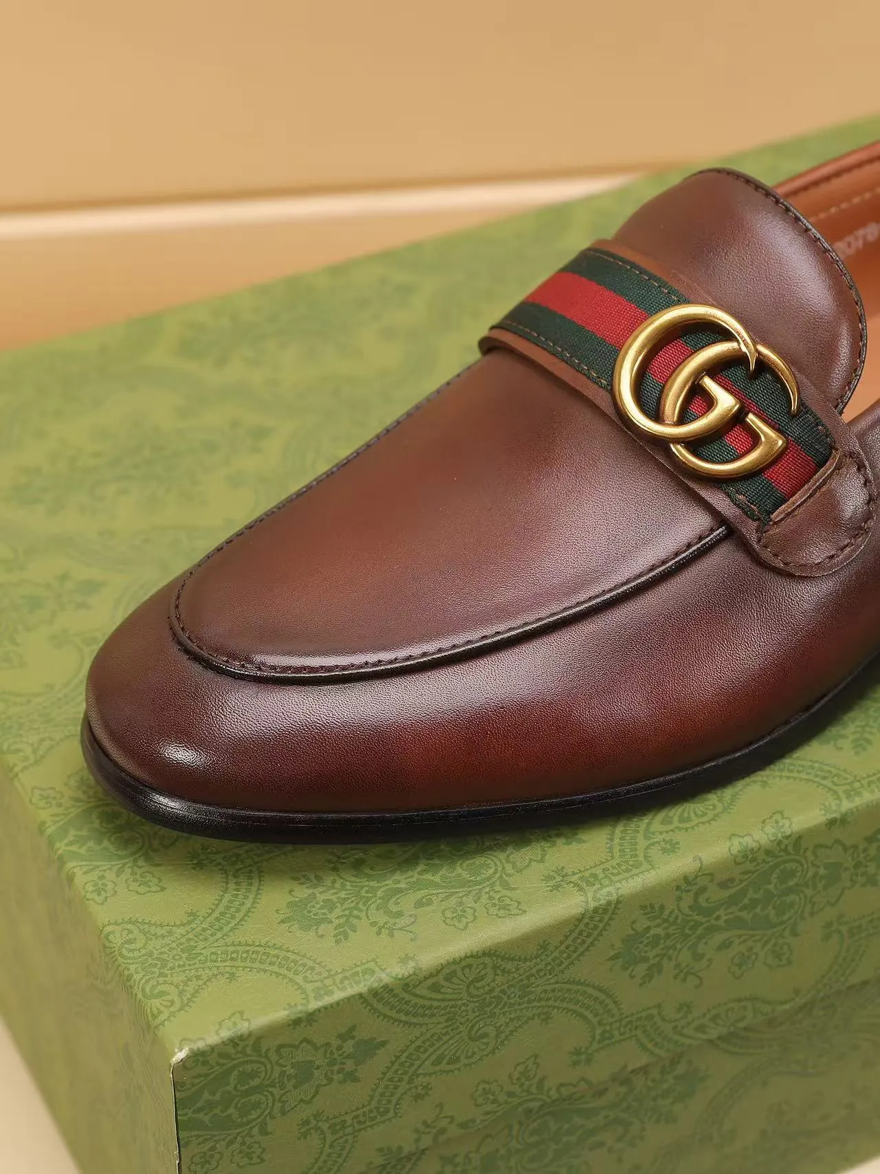 Men's men's shoes 💰440 🆘【GUCCI】Gucci ·🐂里· Hot-selling beanie shoes, top brand luxury, top quality, latest fashion beanie shoes.. The upper is made of original high mercerized smooth cow suede. (Full top-layer water-dyed 🐂 leather and lining). The original stylish and stylish soft rubber wear-resistant and non-slip outsole is light and comfortable on the foot, available in 2 colors! Matching code: 39-45 (38.46. Customized)